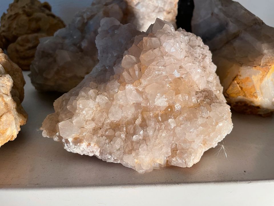 Verschiedene schöne Quarzstufen Usinger Steinbruch Mineralien in Gießen