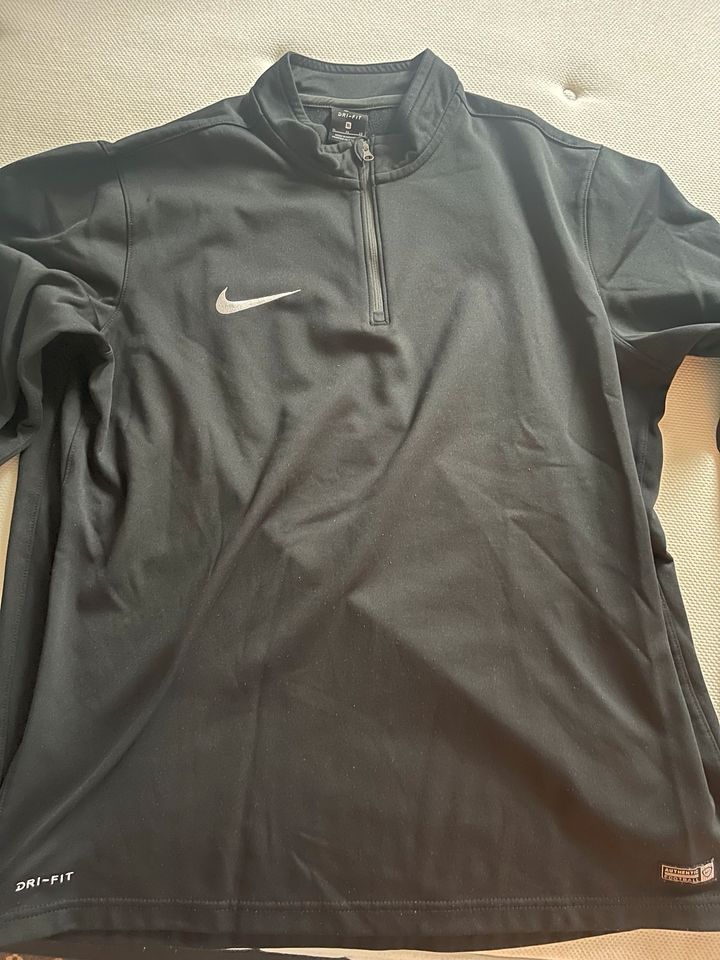 Nike Training Regenjacke Jacke Pullover in Größe XL in Glienicke/Nordbahn