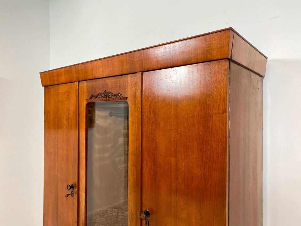 WMK Wunderschöner und gut erhaltener antiker Kleiderschrank aus vollem Holz mit Glastüren und hübschen Holzapplikationen # Schrank Schlafzimmerschrank Wäscheschrank Dielenschrank Jugendstil Vintage in Berlin