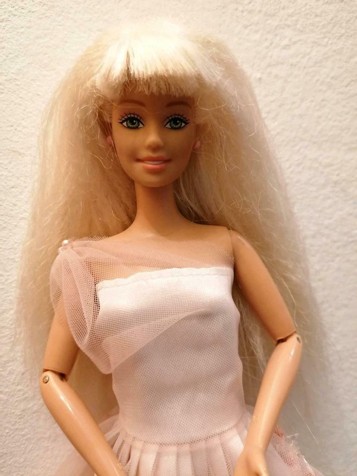 Barbie original mit wunderschönes Kleid in Regensburg
