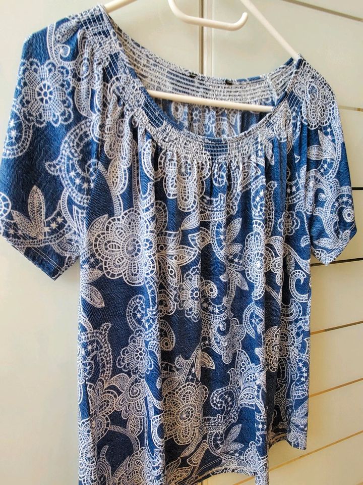 Carmenbluse Carmenshirt Paisley jeansblau weiß Gr.M Neuwertig in Beeskow