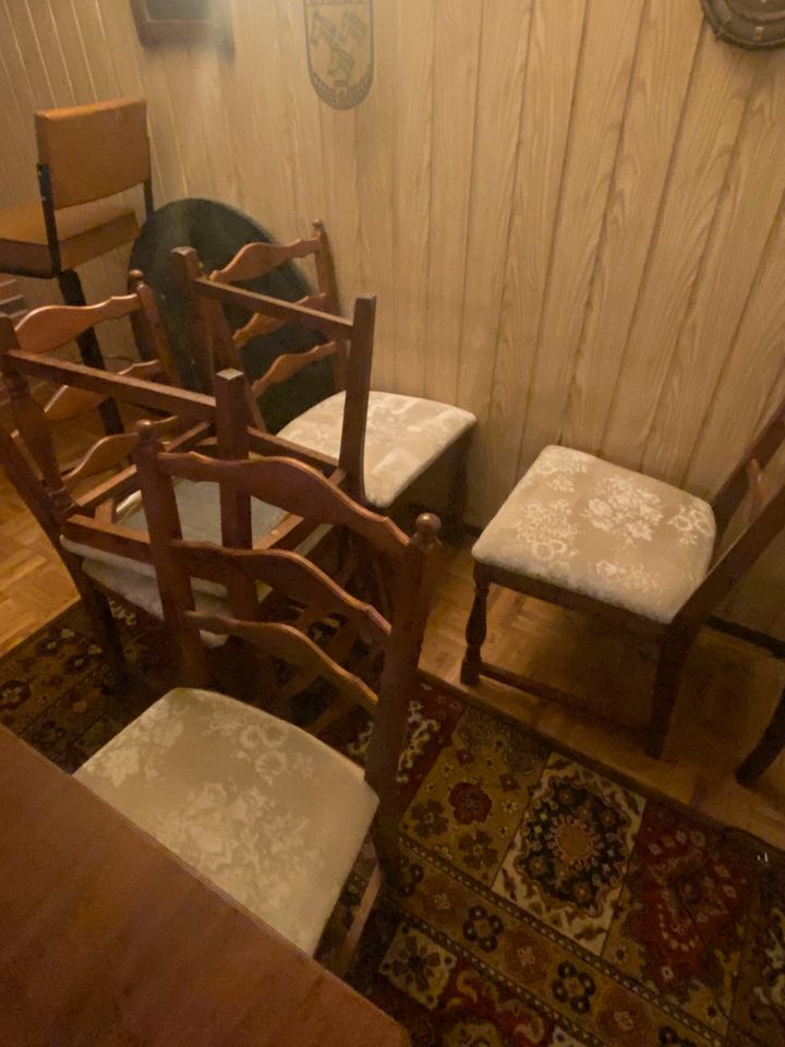 Tisch mit sechs Stühlen abzugeben in Rheinberg