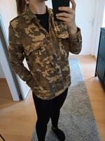 Bershka Premium Outerwear camouflage mit Stickerei Gr. M Berlin - Westend Vorschau
