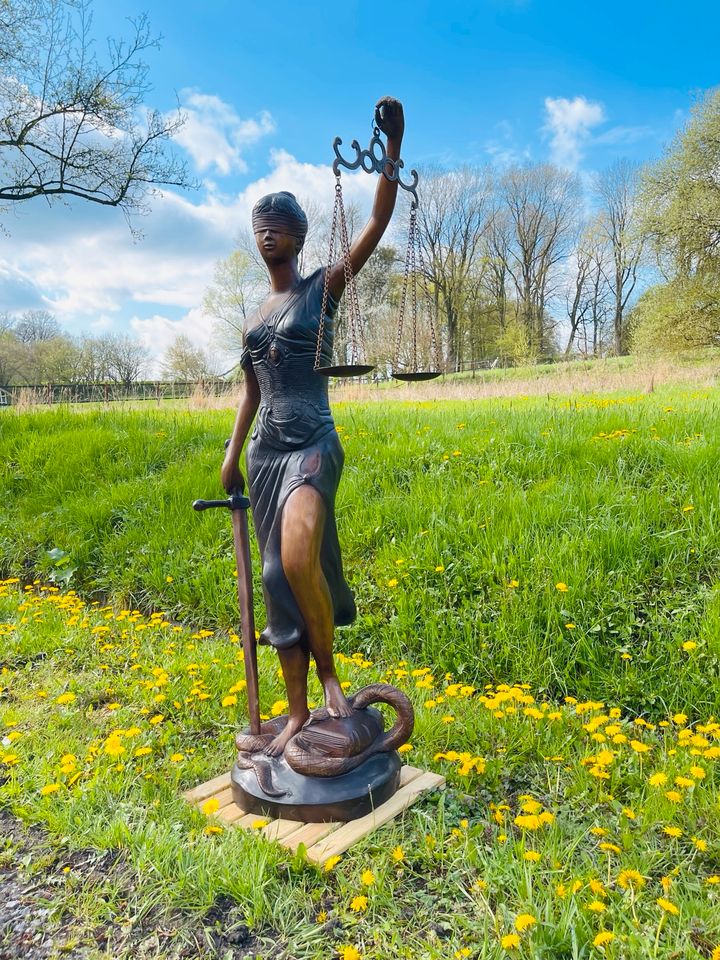 Lebensgroße Justitia - Deko für Haus und Garten sowie Kanzlei in Berlin