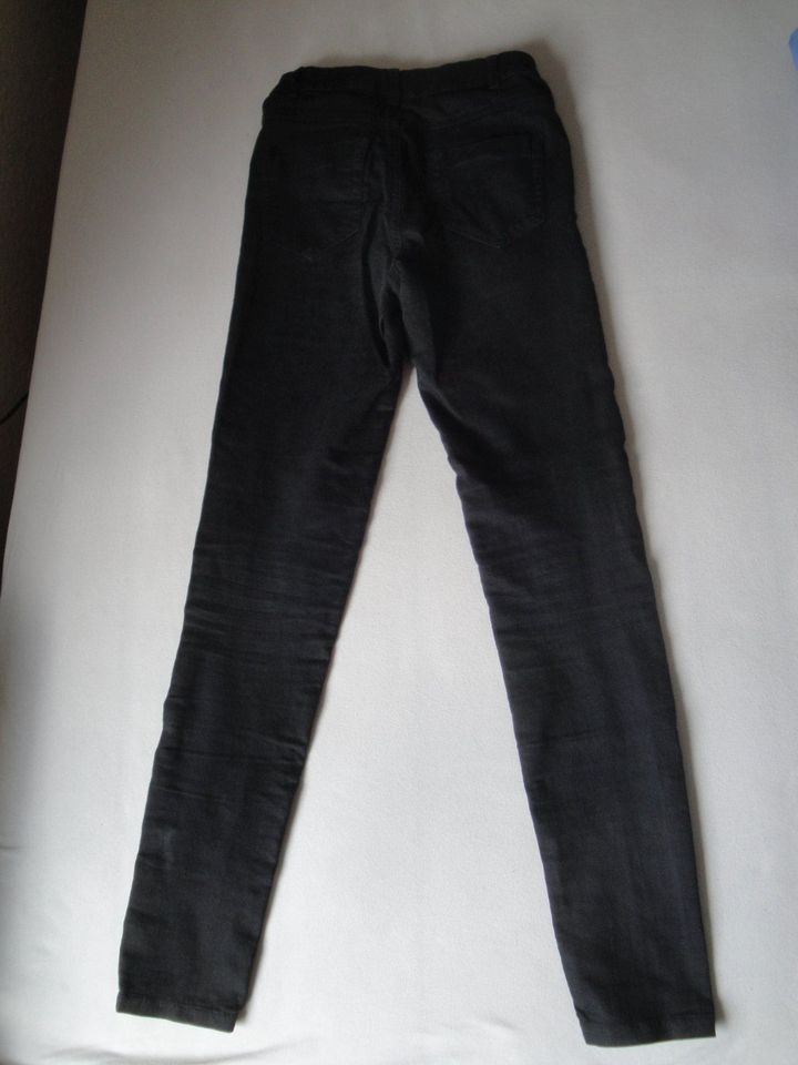 schwarze Jeans Gr. 34 Jeanshose für 3 € in Keltern