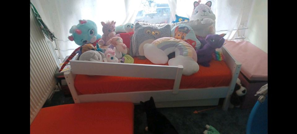 140x70 Kinderbett mit 2schubkästen u rausfallschutz + 2 saubere M in Gera