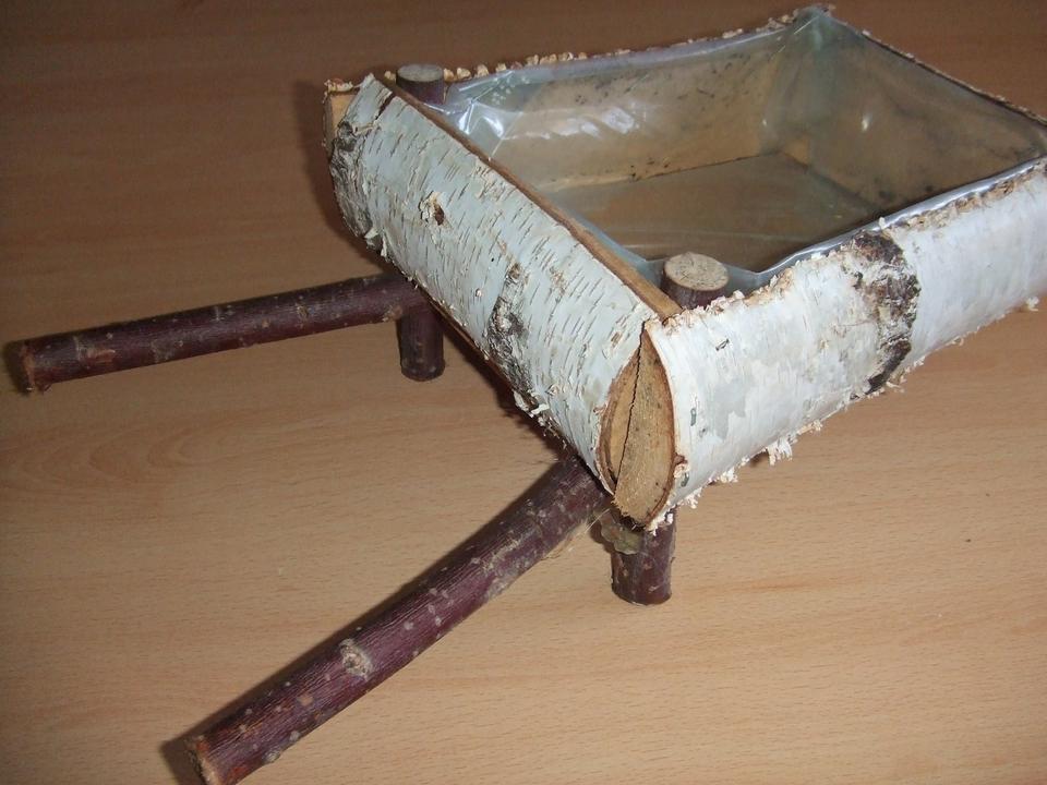Schöne Holz Schubkarre Rinde Natur Dekoration Blumen Garten in Bochum