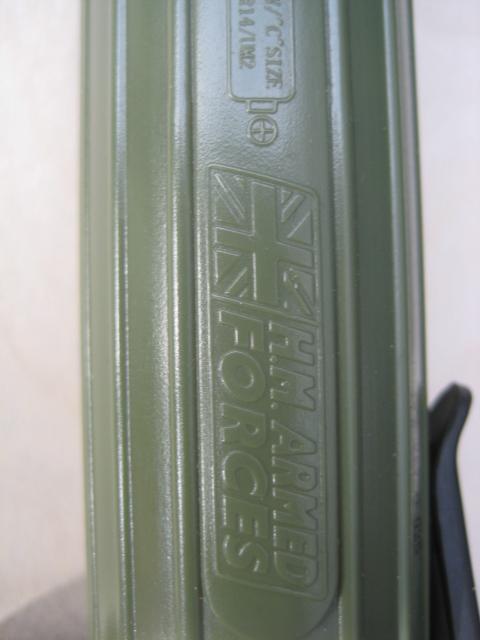 Lampe Taschenlampe HM Armed Forces grün Kunststoff Batterie in Blankenfelde
