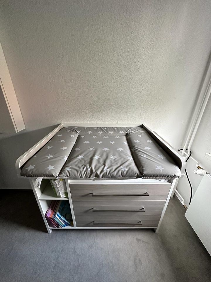 Babyzimmer-Wickelkommode/Kombibett in Kiel