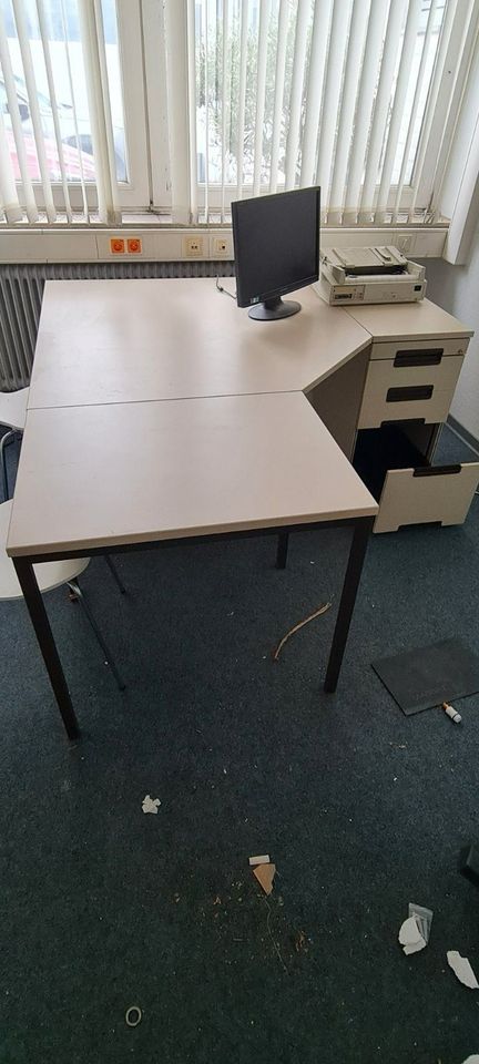 Büroschreibtisch groß m. Schubladenschrank Bürosessel in Bocholt