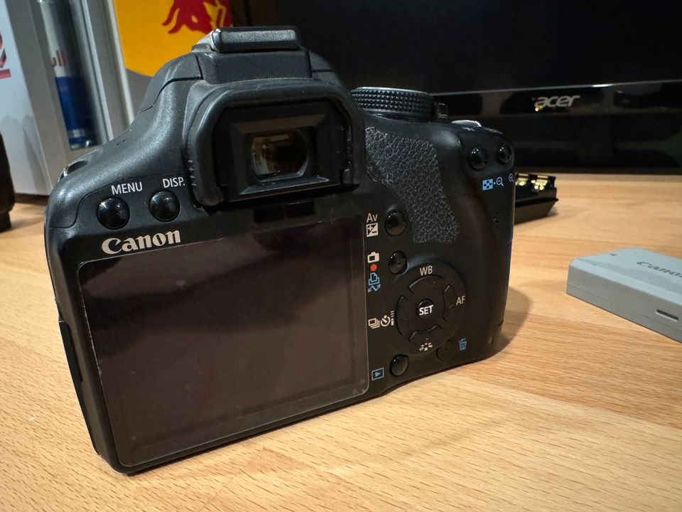 Canon EOS 500d 8655 Auslösungen wie neu mit Batteriegriff 3 Akkus in Selters