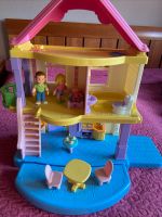 Puppenhaus  von Fisher Price mit Figuren und Möbel Hessen - Lahntal Vorschau