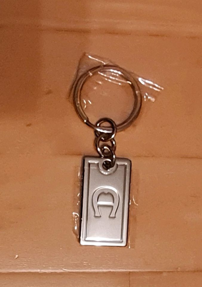 Aigner Schlüsselanhänger Logo silber in Dingolfing