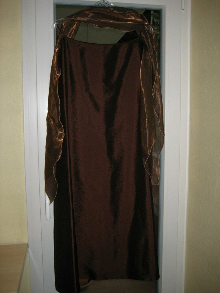 2 Abendkleidungen bronzefarbene und dunkelrot in Gr S in Aerzen