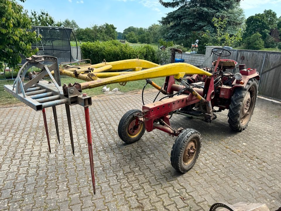 RS09 Traktor mit Hubarm in Altmärkische Wische