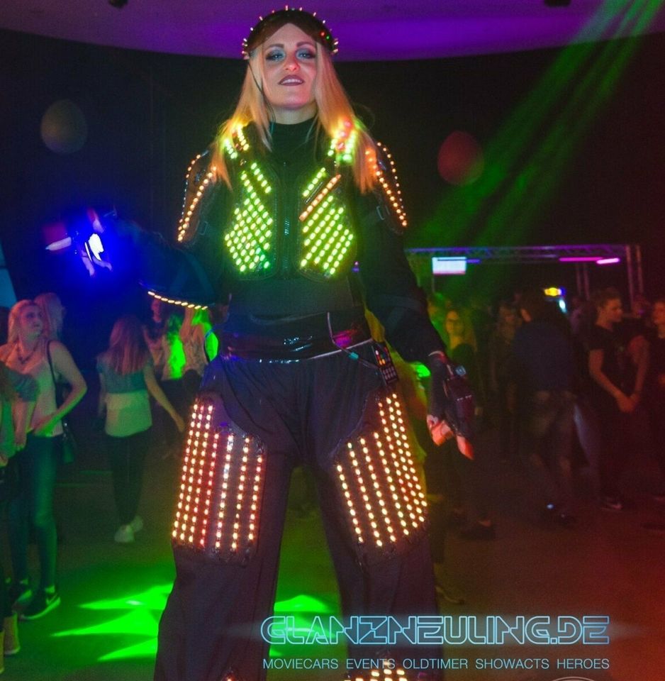 Stelzenläufer LED Dancer & Future Robot Girls mieten in Dresden