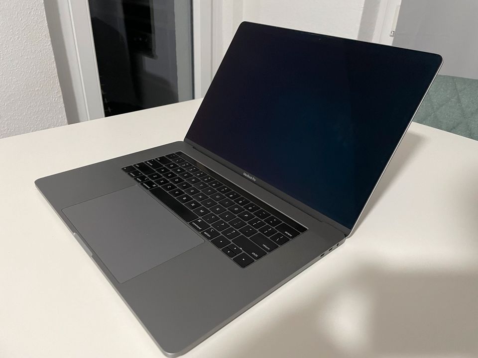 Macbook Pro 2019 16Gb 256 SSD core i7 2.6GHz in Düsseldorf