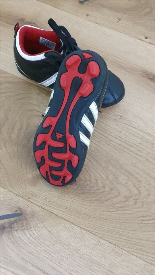 Adidas Fußball Schuhe in Größe 28 in Mandelbachtal