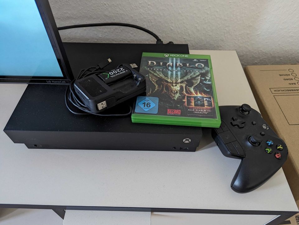 Xbox One X (1TB, Gamepad + Adapter, Akkus & Diablo 3) in Düsseldorf