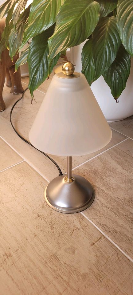Honsel Tischlampe / Lampe silber mit Milchglasschirm in Sülfeld