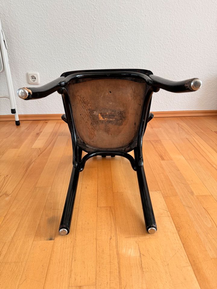 2 Vintage Stühle, der eine ist original Thonet in Berlin