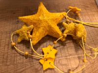 Weihnachtsdekoration - gelbe Sterne oder Papiertischdecke rot Nordrhein-Westfalen - Hilden Vorschau