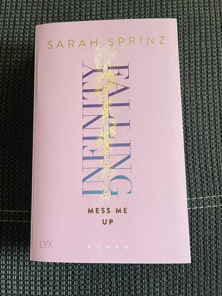 Buch Infinity Falling von Sarah Sprinz in Südbrookmerland
