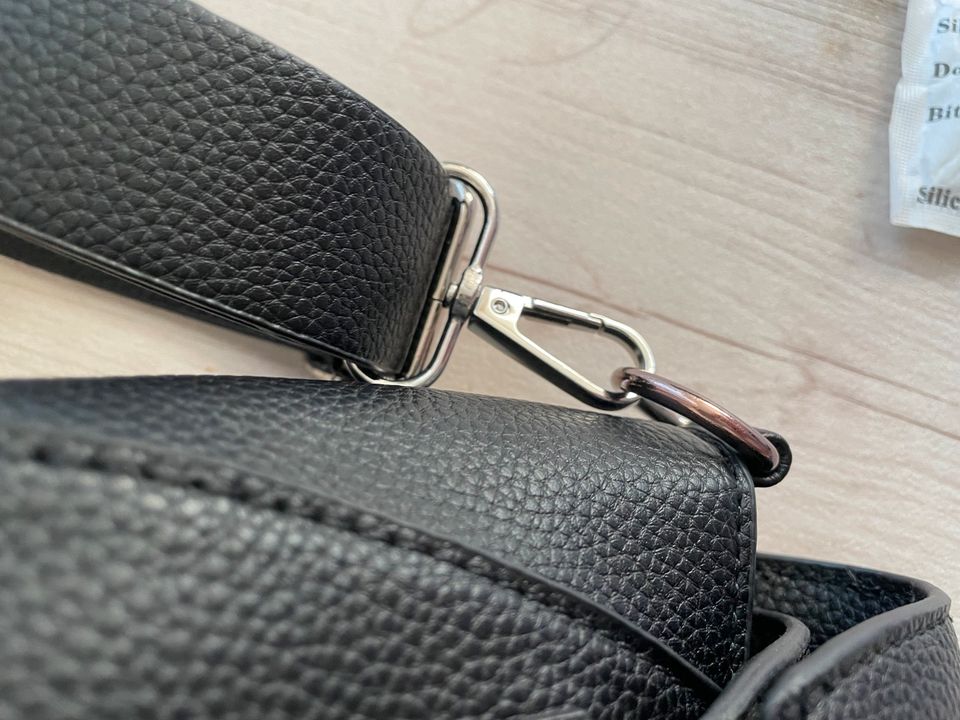 Umhängetasche, Handtasche Damen schwarz mit Wechselklappen in Klingenberg (Sachsen)