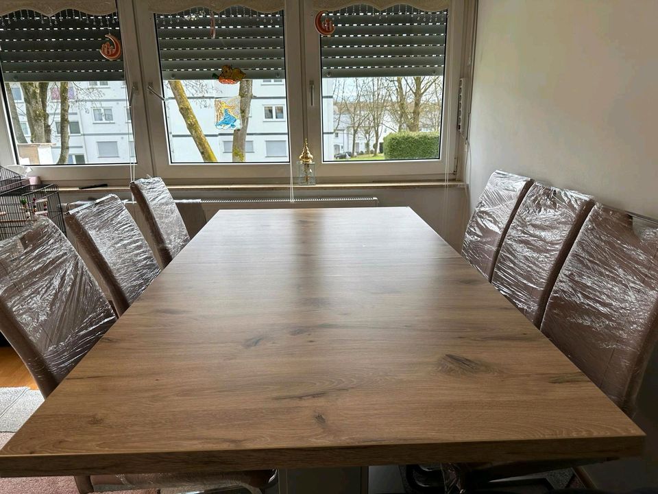 Tisch mit 6 Stühlen in Blomberg