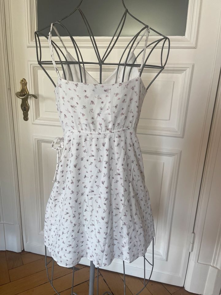 Hollister Sommer-Mini-Kleid Chiffon Weiß Blumen-Druck Gr. M in Hamburg