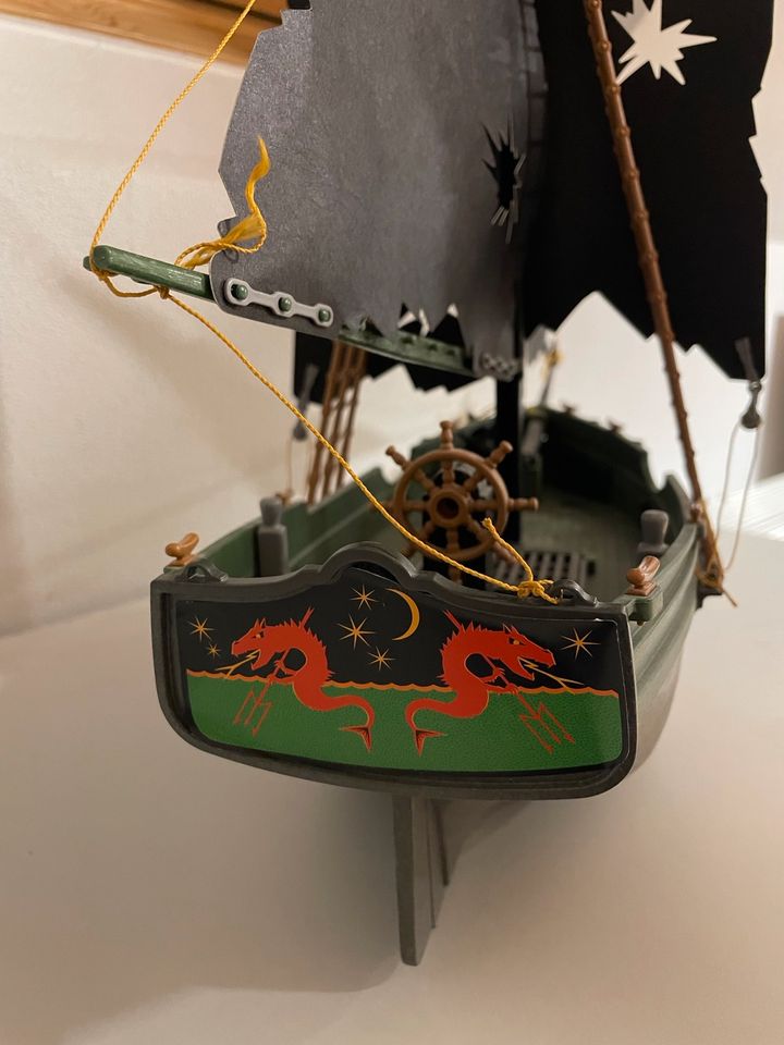 Playmobil Piratenschiff mit Besatzung und Kanonen in Alpen