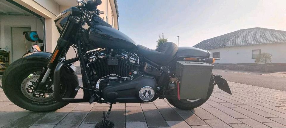 Harley Davidson Fat Bob Viele Extras *1HD Kesstech Klappenauspuf in Zülpich