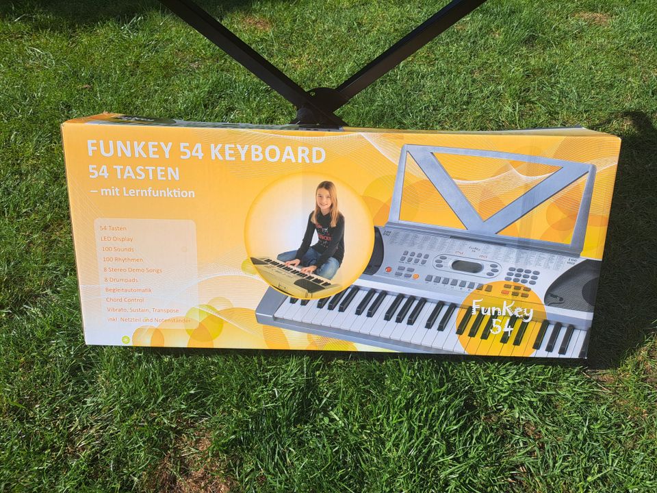 Keyboard Funkey 54 Tasten mit Ständer in Lüneburg