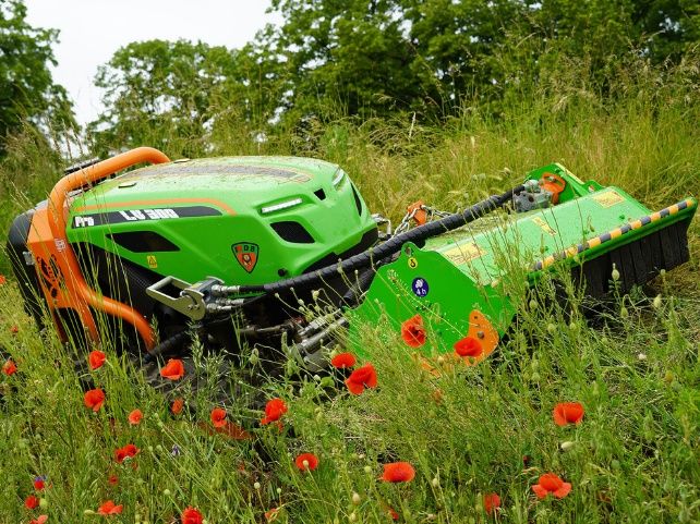 Ferngesteuerter Mulcher LV 300 Pro Raupe Diesel MDB zum Mieten Verleih Leihen Verleihen Vermieten Baumaschinenverleih Hochgras Steilhang Rasenmähen in Rednitzhembach