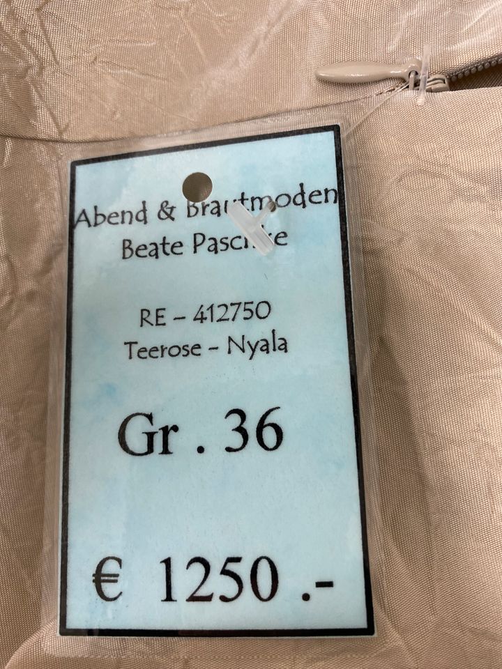 25 Stk. Brautmode Brautkleider Mix, Großhandel Textilien für Wiederverkäufer Restposten kaufen in Tanna