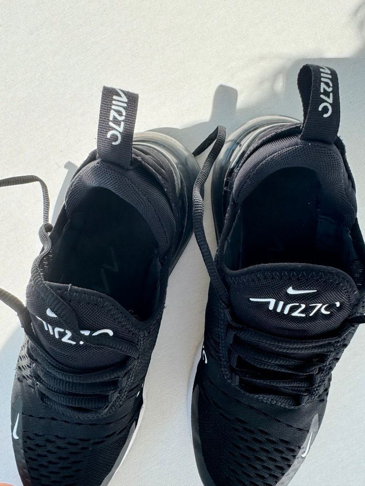 Nike Schuhe 270 in Esslingen