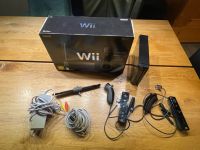 Nintendo Wii mit 2 Controllern und 2 Nunchucks Nordrhein-Westfalen - Bergisch Gladbach Vorschau