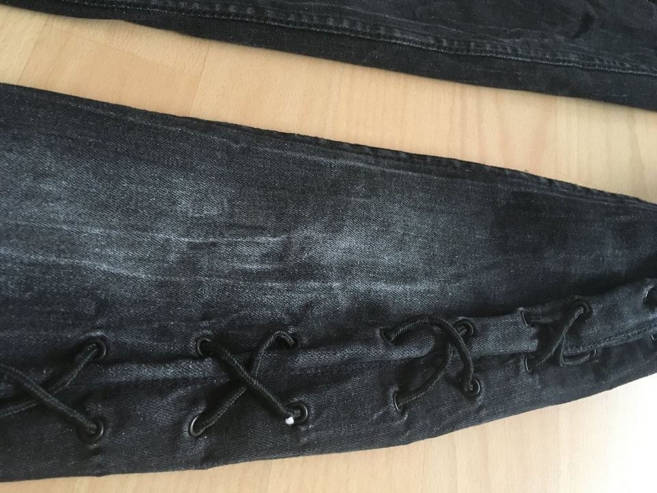 Graue Jeans mit Schnürung von Bershka, grau schwarz silber in Mietingen