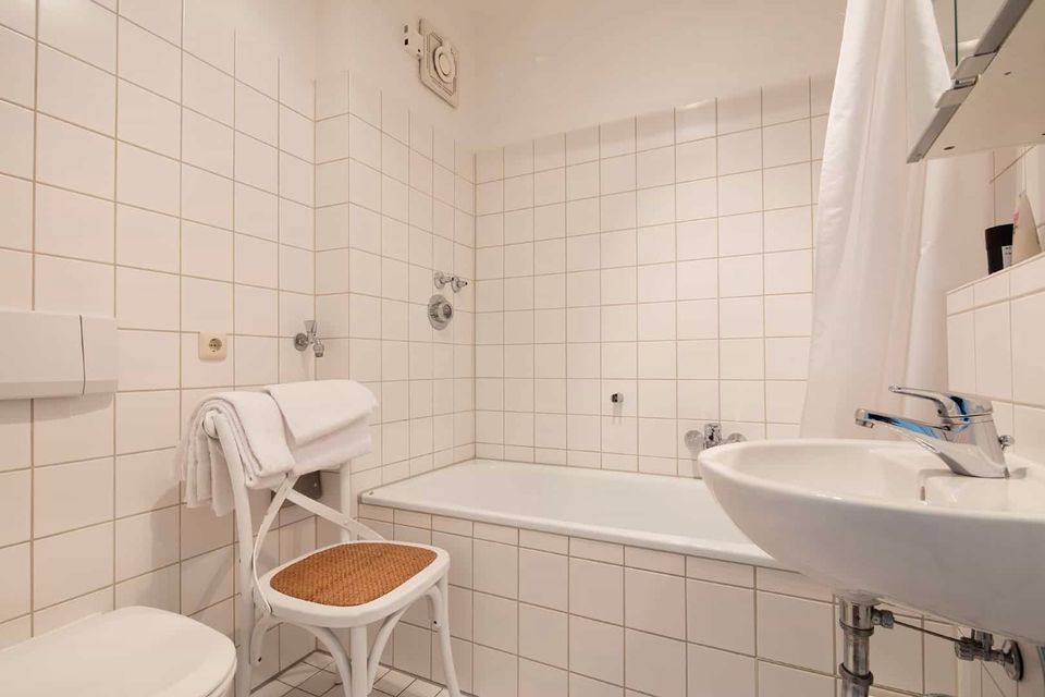 Charmantes, voll möbliertes 2-Zimmer-Apartment in München-Lehel mit Süd-West Balkon in München