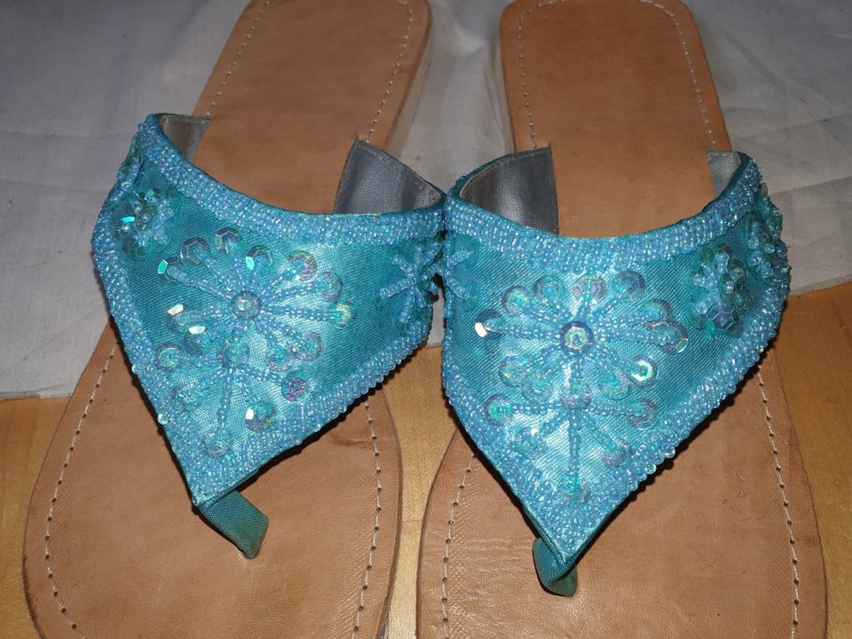 Flip-Flops aus Leder / Satin türkis Perlen Pailletten Gr. 37 in Großostheim