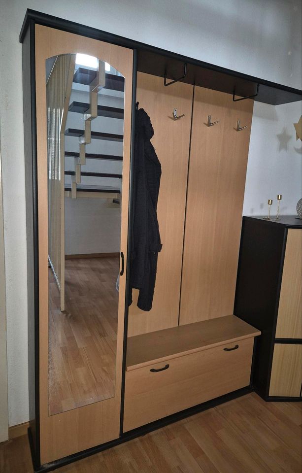 Gaderobenschrank mit Spiegel und Schuhbank in Recklinghausen