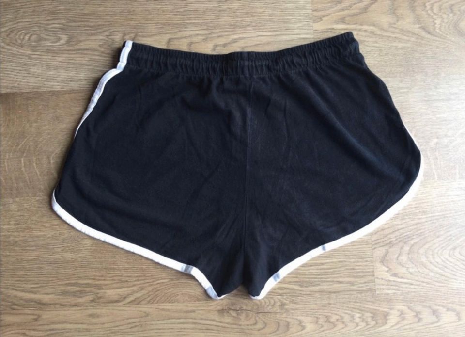 Schwarze Shorts von „PRIMARK“ in Größe „S 38 /40“ in Nickenich