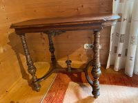 Antiker Tisch mit floralen Muster und detaillierten Verzierungen Bayern - Eichenau Vorschau