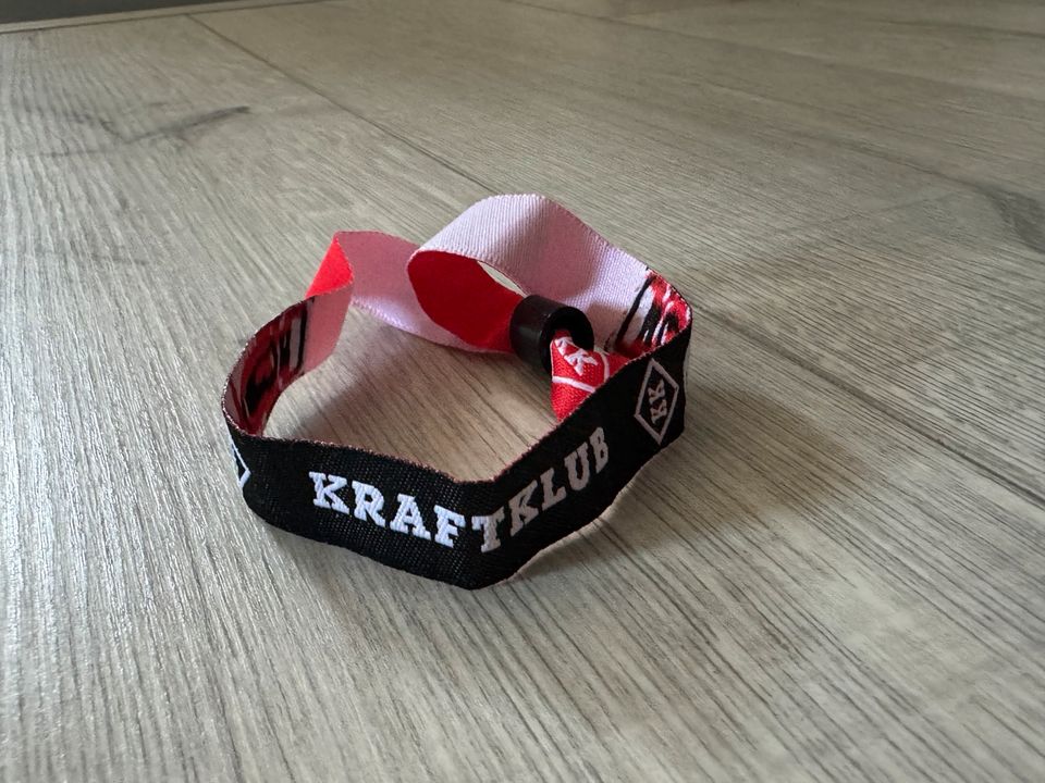 Kraftklub Armband + Poster in Staßfurt