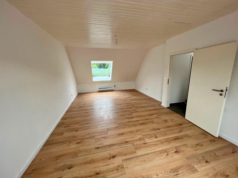 Solide Kapitalanlage oder Eigennutzung * Modernisierte 2 Zimmer DG-Wohnung * MFH mit 3 Wohneinheiten * Ruhige Lage in Wolfsburg