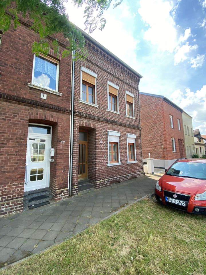 Stark Sanierungsbedürftiges Haus in Wickrath in Mönchengladbach