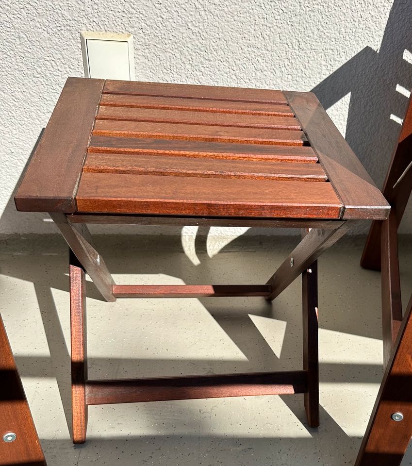 2 Gartenstühle mit Sitzpolstern + Klapptisch für Balkon in München