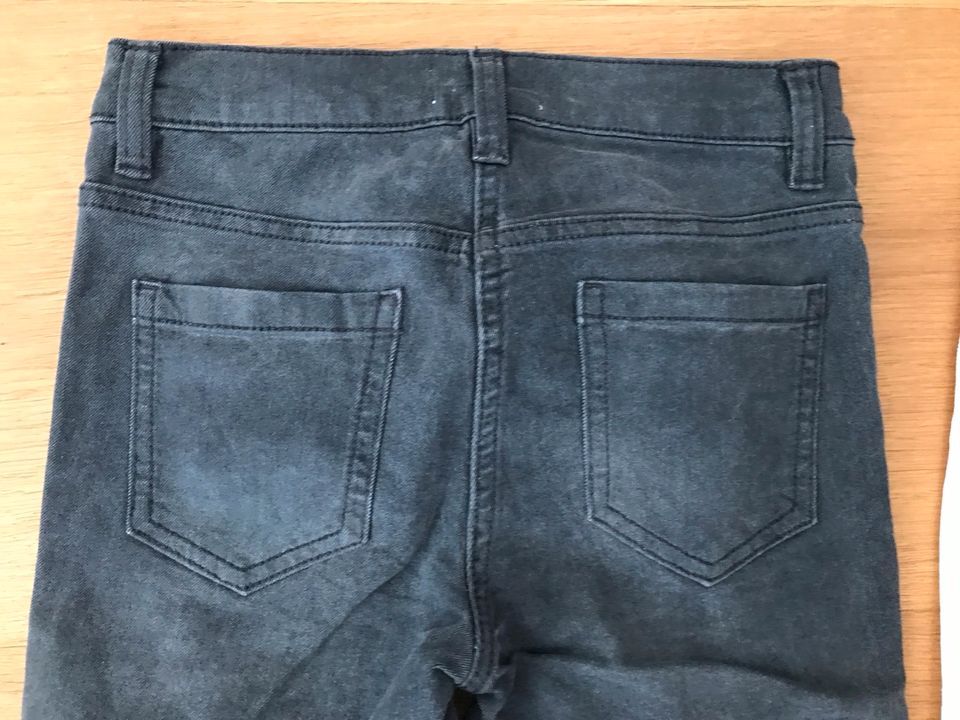 Mädchen Jeans, Shorts Gr. 134/140 in Essen