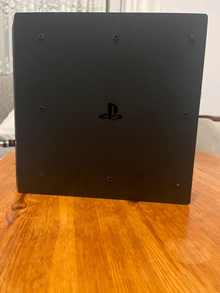 Ps4 PRO 2 CONTROLLER MIT 5 SPIELE in Leverkusen