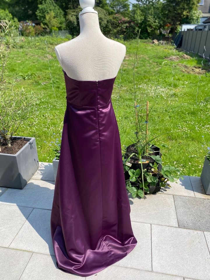 Abendkleid in lila in Leverkusen